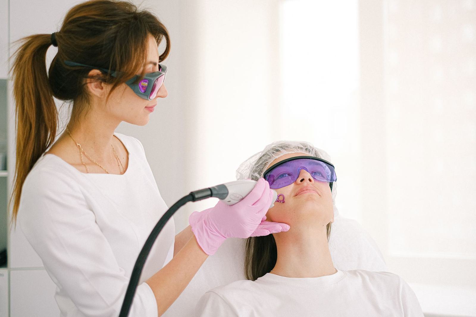 Tratament laser facial efectuat de medic